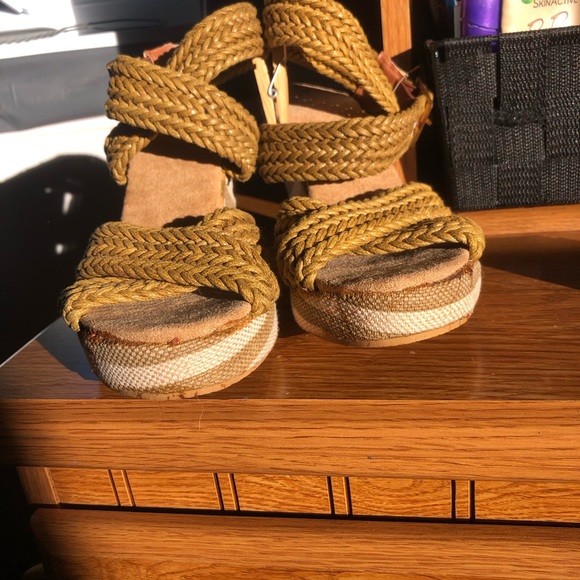 ARDENE | Free w/purchase | Platform Sandals | Striped | Size 6/36 - Picture 5 of 8
